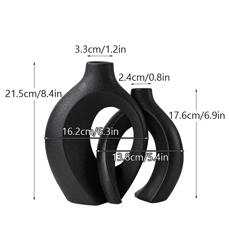 Matte black snuggle vase set with dimensions, 21.5 cm and 17.6 cm tall