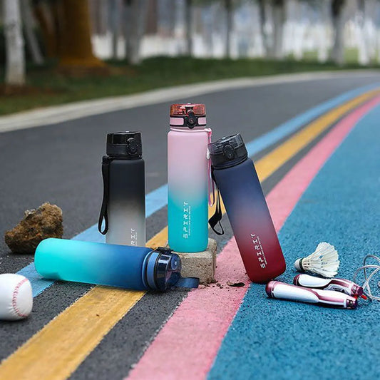 Sport-Trinkflasche mit Farbverlauf — Klappdeckel mit Trageband